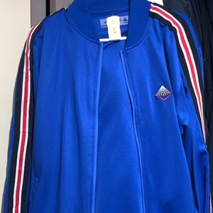 Brought this hoodie and never wore it cause I didn’t like how it looked on me